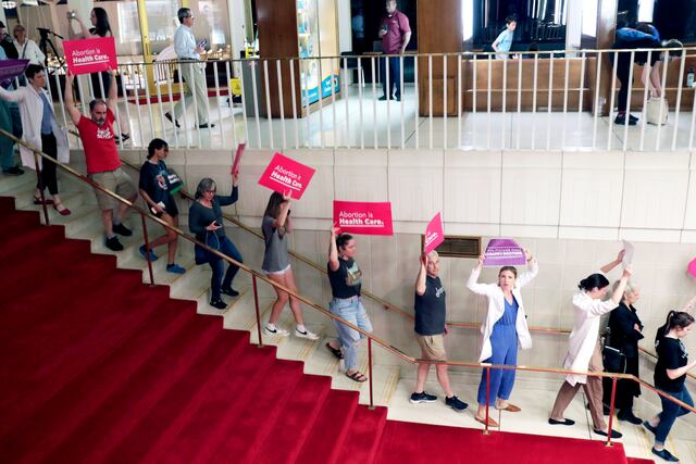Juez bloquea 2 disposiciones de nueva ley de aborto de Carolina del Norte
