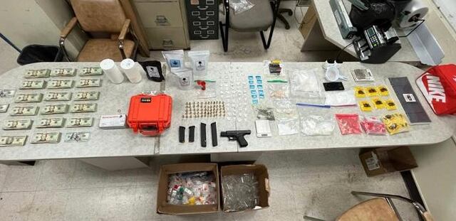 Arrestan hombre y le ocupan miles de dólares, droga y un arma de fuego en Manatí