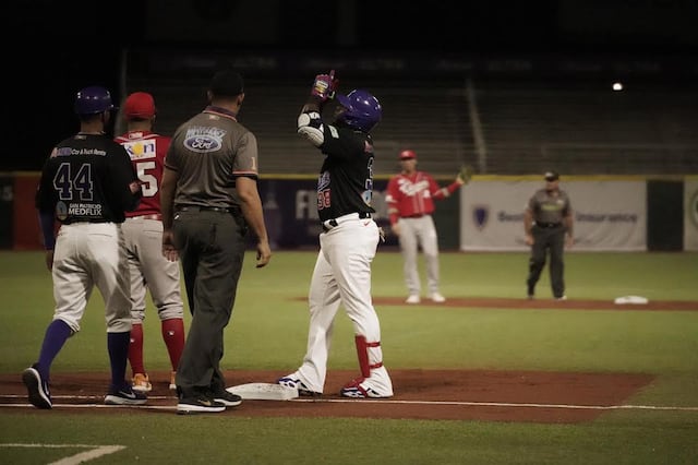 Cangrejeros dejan a los Criollos en el terreno en entradas extras