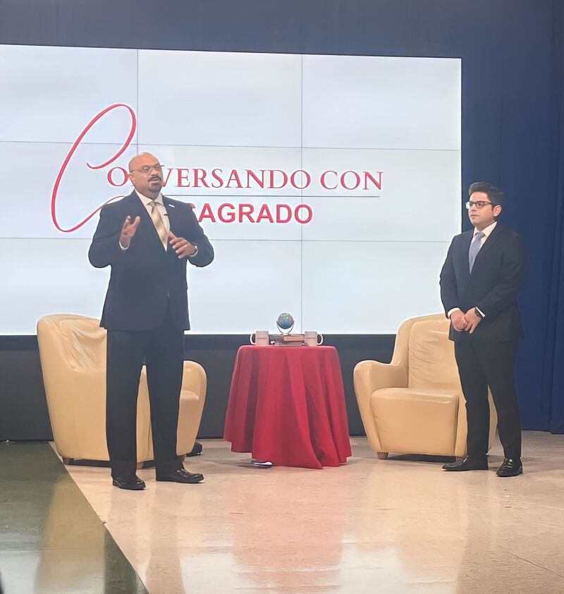 A la izquierda, Rolando López, CPA y gestor del espacio Conversando con Sagrado. El secretario Francisco Parés abordó temas como “participación de la academia en la discusión pública”.