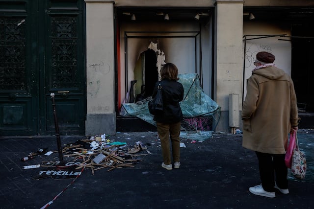 Francia impondrá toques de queda tras disturbios y saqueos del fin de semana
