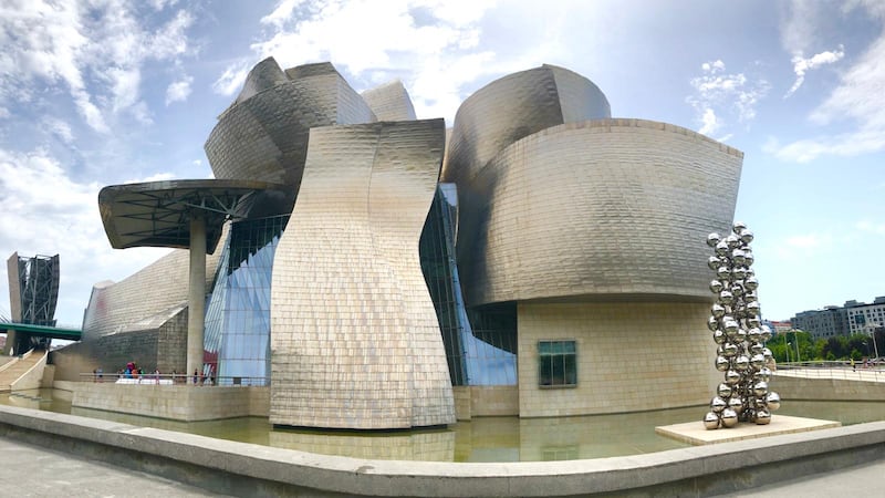 El Museo de Guggenheim en Bilbao es una de sus obras más emblemáticas.