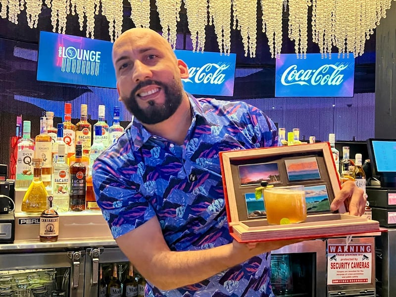 Bartenders miden sus habilidades en la barra.