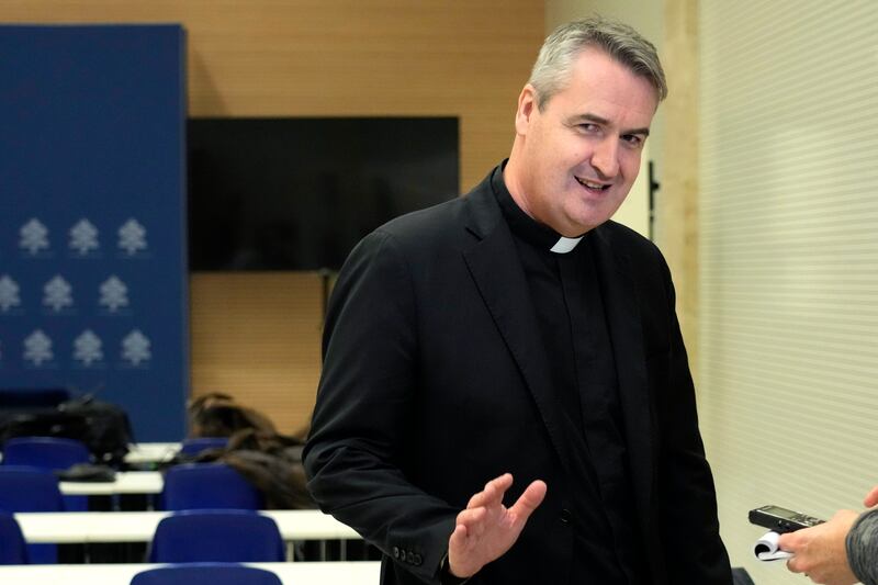 El reverendo Andrew Small durante una conferencia de prensa en el Vaticano, el 25 de marzo de 2023. Small fue director de las Sociedades Misionales Pontificias en EU. (AP Foto/Alessandra Tarantino)