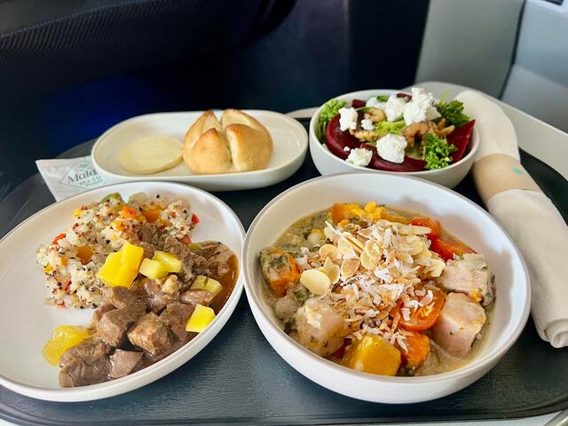 ¿Cómo es la experiencia gastronómica al volar en clase ejecutiva?