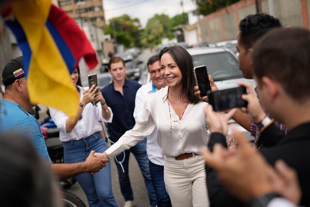 Venezolanos continúan votando en un ambiente de entusiasmo para elegir en primarias al rival de Maduro en 2024