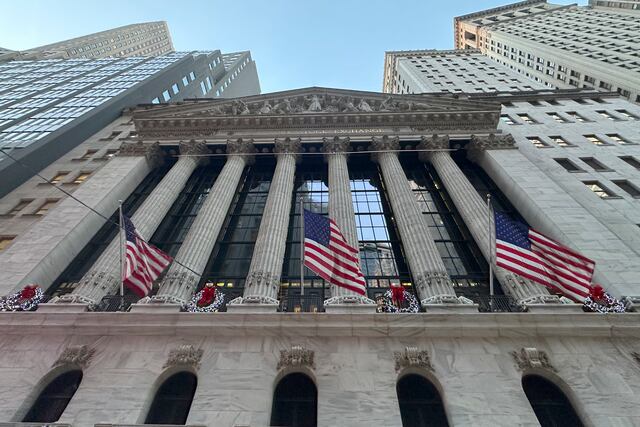 Wall Street cae en los últimos días de un año récord para las acciones en EEUU