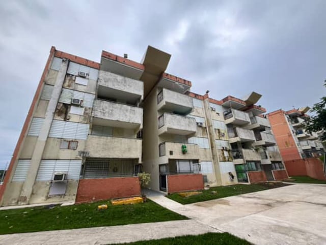 Comunidad exige acción ante estado de deterioro del residencial Brisas de Cupey