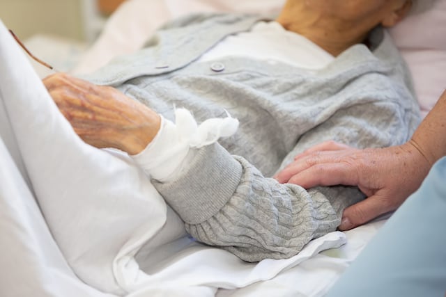 Profesionales de salud mental velan por aumento de mayores y abandonos en hospitales