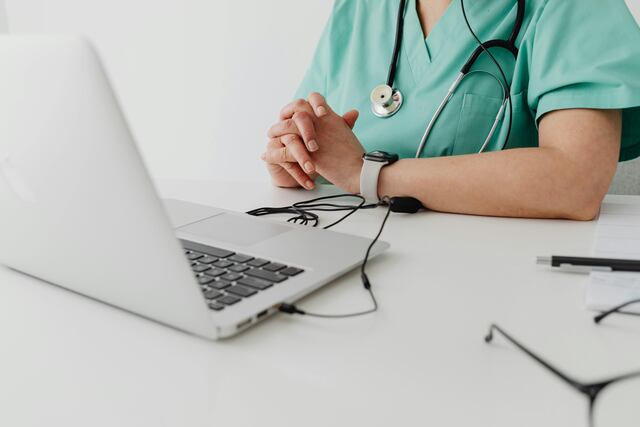 GoGo Foundation lanza campaña “Abraza con Amor” junto a Jowell para ampliar servicios de salud