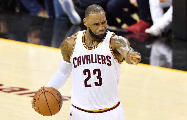Ty Lue defiende a LeBron: "Es humano"