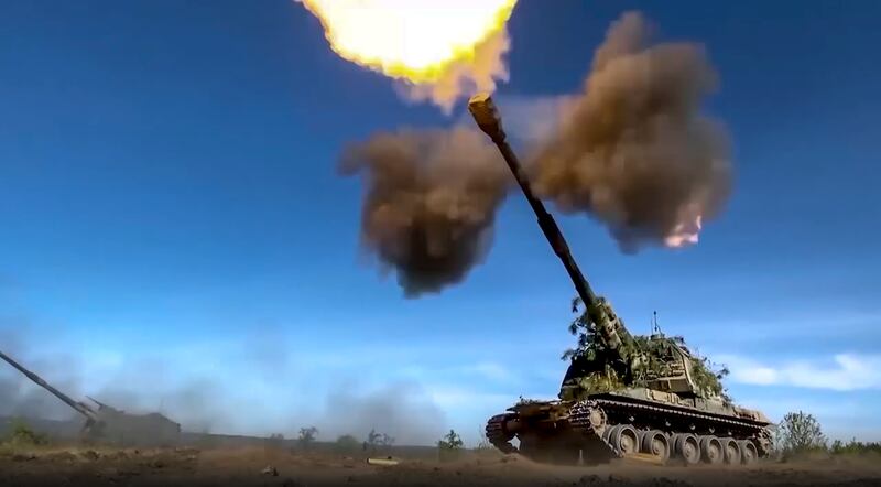 En esta imagen tomada de un video distribuido por el servicio de prensa del Ministerio de Defensa de Rusia el 5 de junio de 2023, un tanque ruso dispara hacia posiciones ucranianas en un lugar no revelado.