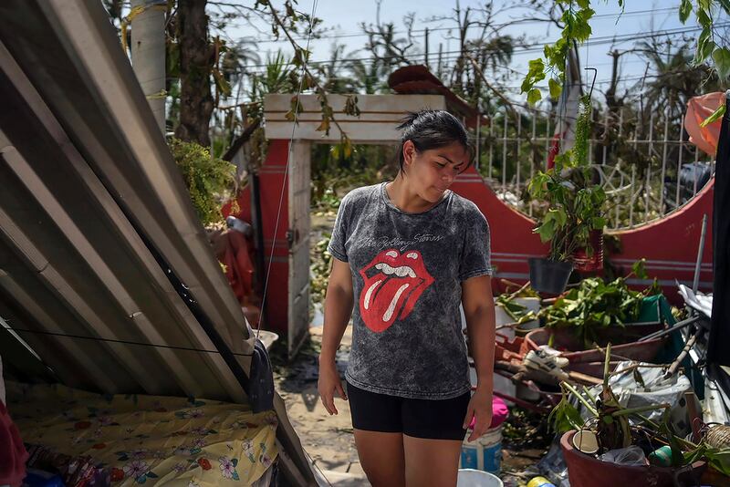 Jessika Dorantes en el hogar de su madre Estela Sandoval destruido por el huracán Otis.