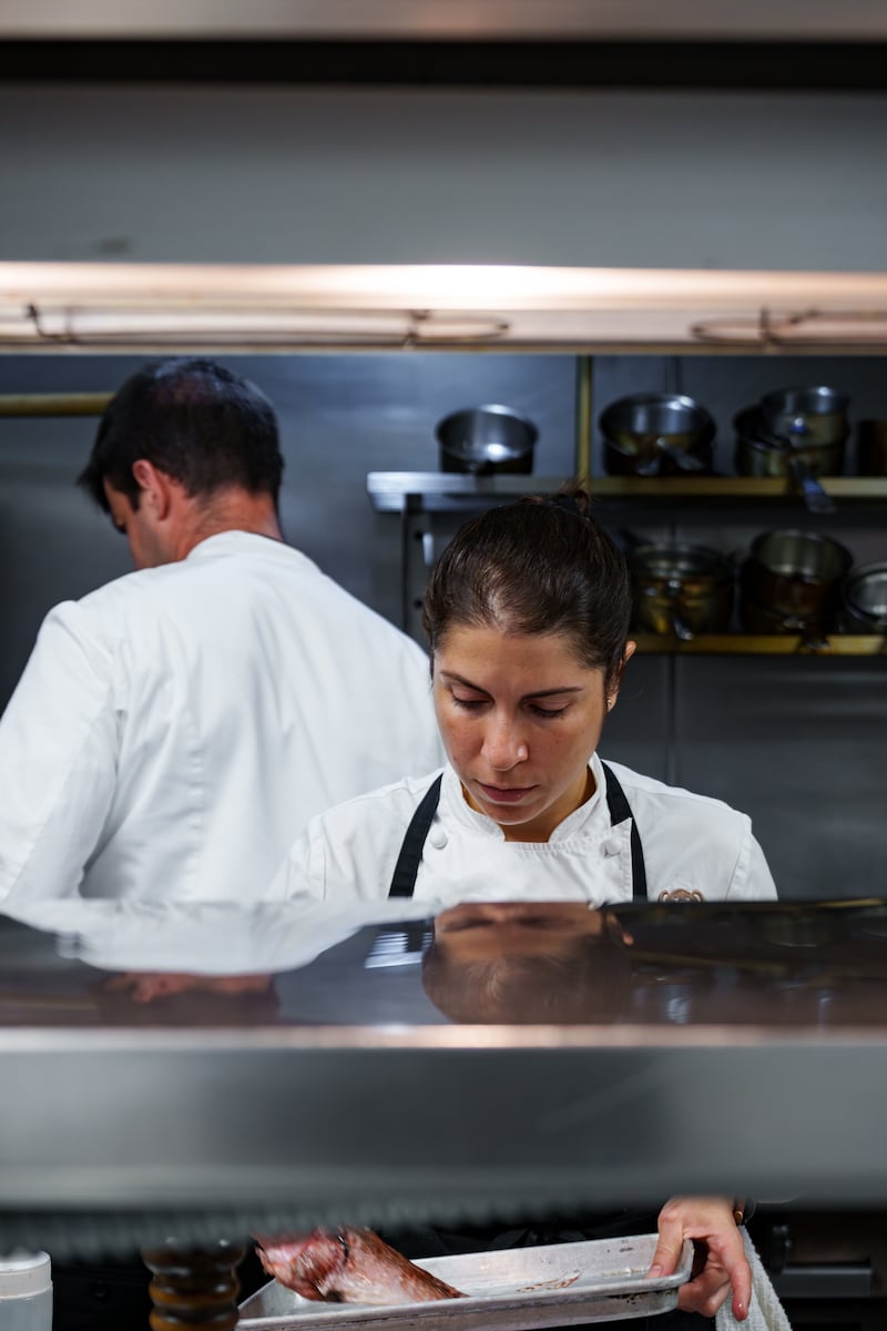 Chef ejecutivo Ciarán Elliott y la sous chef puertorriqueña Mariseli Fuentes, lideran el equipo culinario del 1919 Restaurant en el Condado Vanderbilt.