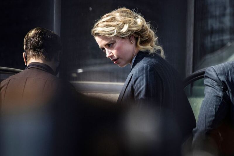 Amber Heard asegura que su ex esposo la violó con una botella. Imágenes: Getty Images