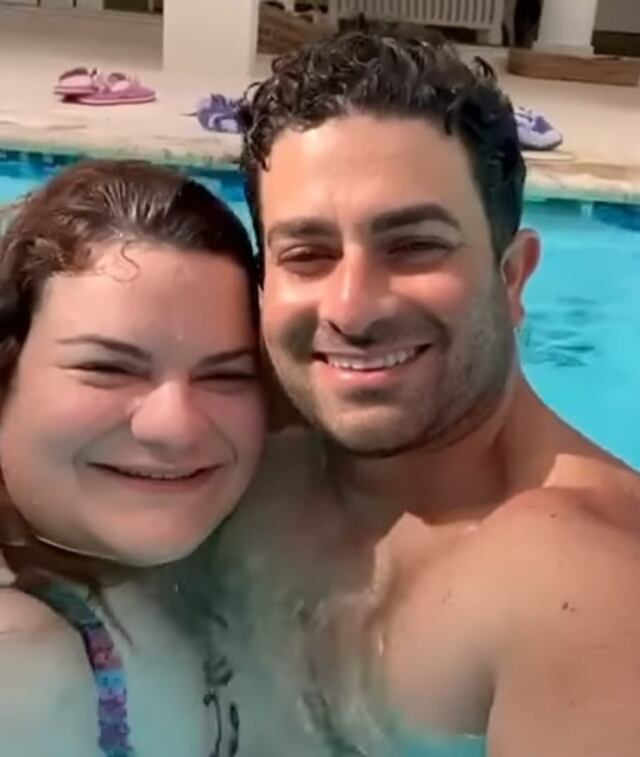 “Aquí mando yo, aquí mando yo”, cantan Jenniffer González y su prometido mientras disfrutan del sol y piscina