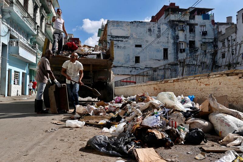 Fotografía del 22 de enero de 2026 que muestra un grupo de personas recogiendo basura en una calle, en La Habana (Cuba). EFE/ Ernesto Mastrascusa
