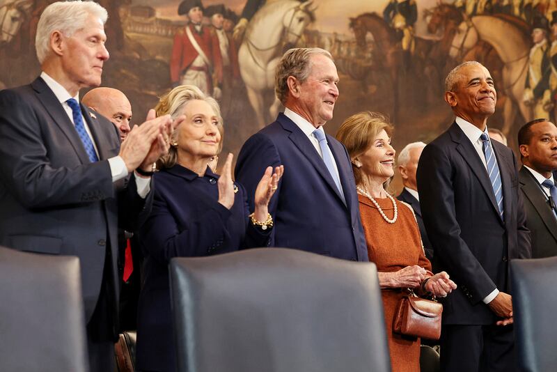 De izquierda a derecha, el expresidente Bill Clinton, la exsecretaria de Estado Hillary Clinton, el expresidente George W. Bush, la ex primera dama Laura Bush y el expresidente Barack Obama llegan antes de la 60ma investidura presidencial en la Rotonda del Capitolio de Estados Unidos, en Washington, el lunes 20 de enero de 2025. (Chip Somodevilla/Pool Foto via AP)