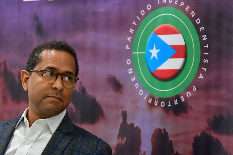 Cox Alomar. El candidato a la gobernación por el PIP y de la Alianza, Juan Dalmau, presenta la propuesta para trabajar el problema del estatus. Sede PIP Metro PR 22 de julio de 2024