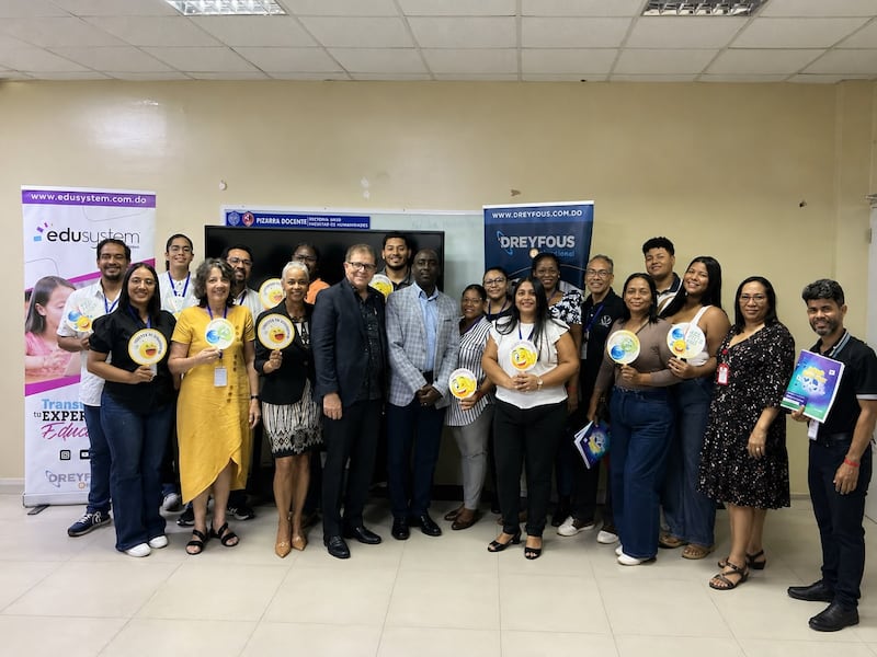 Ricardo Dreyfous, presidente y CEO de Dreyfous, junto a la señora Enery Ortiz, vicepresidenta de la empresa y su esposa, docentes y participantes de la XXXIX Reunión Latinoamericana de Matemática Educativa (RELME 39), celebrada en Santo Domingo, República Dominicana.