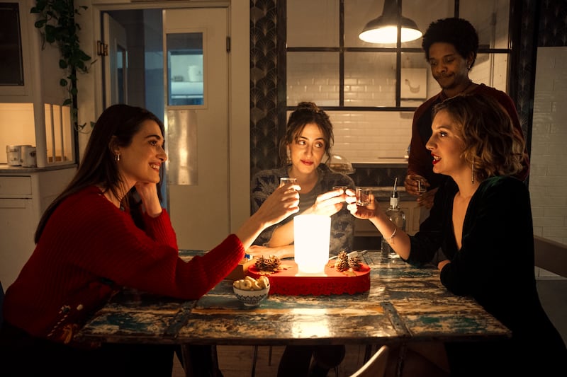 Odio il Natale. (L to R) Pilar Fogliati as Gianna, Cecilia Bertozzi as Caterina, Beatrice Arnera as Titti, Marcos Piacentini as Thomas in episode 103 of Odio il Natale. Cr. Erika Kuenka/Netflix © 2022