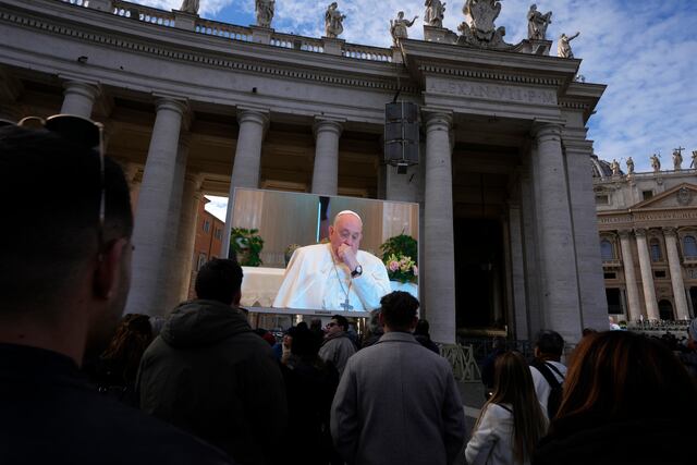 Papa Francisco recibe antibióticos por vía intravenosa para problema pulmonar