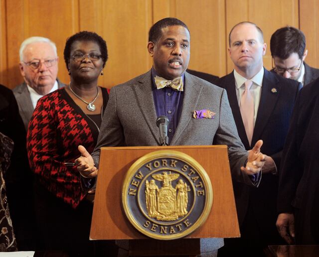Mujer acusa de violación a senador estatal demócrata de Nueva York