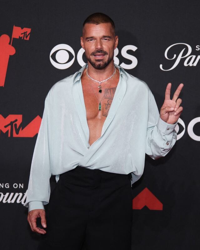Ricky Martin revive “Livin’ la Vida Loca” en los MTV VMAs 2025 y recibe premio Ícono Latino