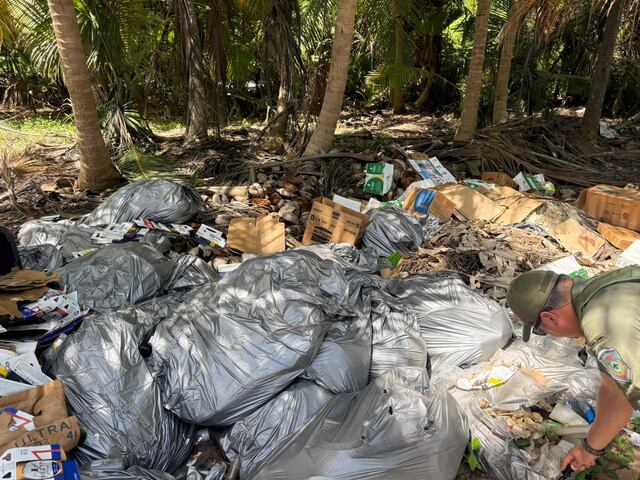 DRNA investiga hallazgo de vertedero clandestino en playa de Loíza