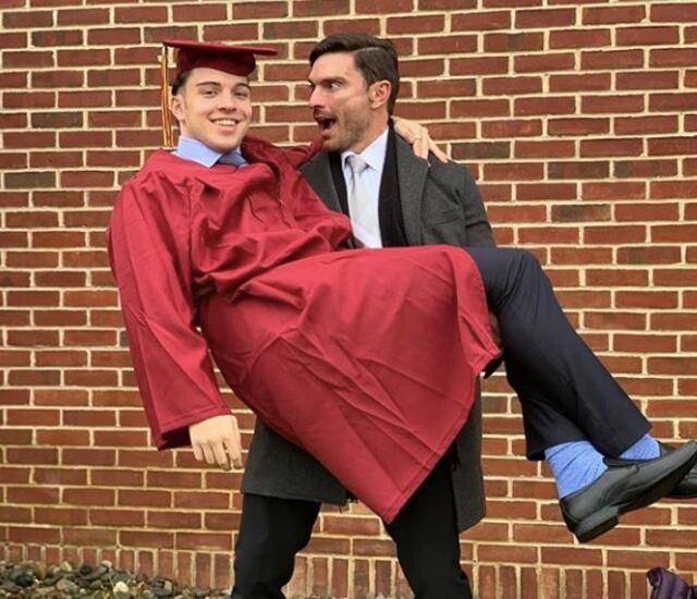 Hijo de Julián Gil se gradúa de universidad