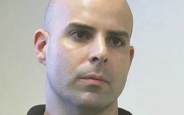 Manos que trazan la imagen de un criminal
