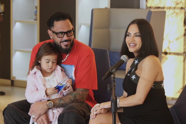 Natti Natasha y Raphy Pina regalan auto a mujer que dio a luz el día del baby shower de la artista