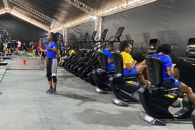 Deportistas realizan ejercicios en el gimnasio de la villa de los Juegos Centroamericanos y del Caribe en Santo Domingo. EFE/ Pau Mompó Alberola