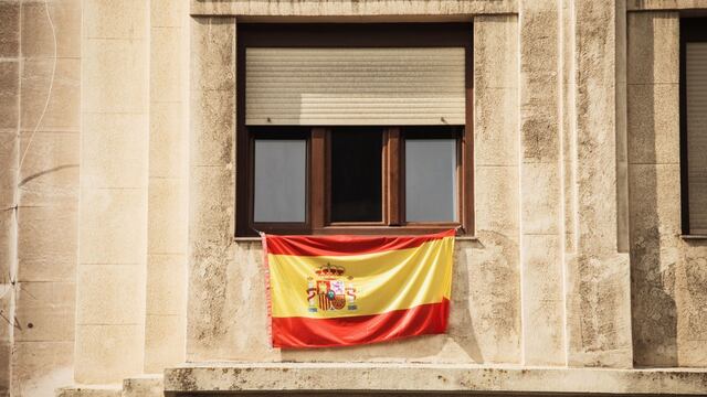 Coro de la UPR Humacao sorprende con concierto desde balcones en España