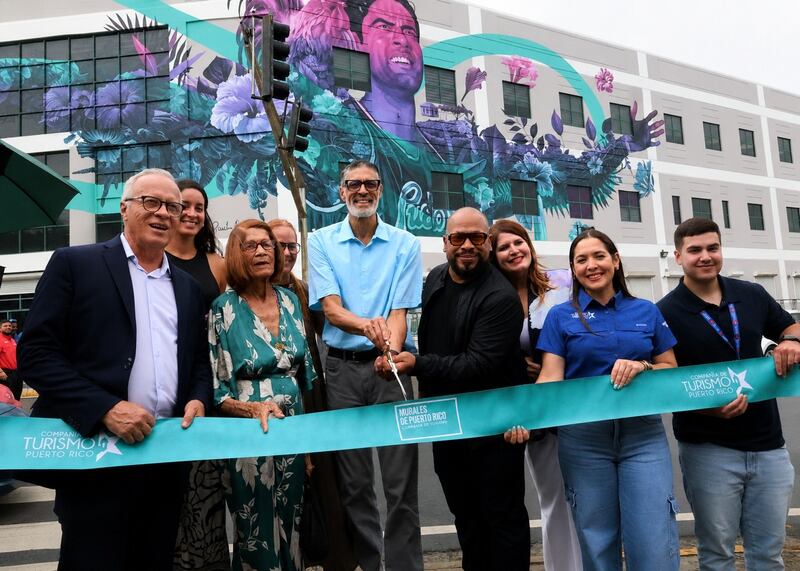 Cayey honró en vida a 'Piculín' Ortiz con un monumental mural 80X30 pies.
