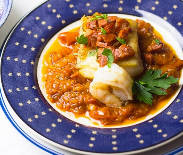 Prepara filete de pescado con chorizo y salsa rústica