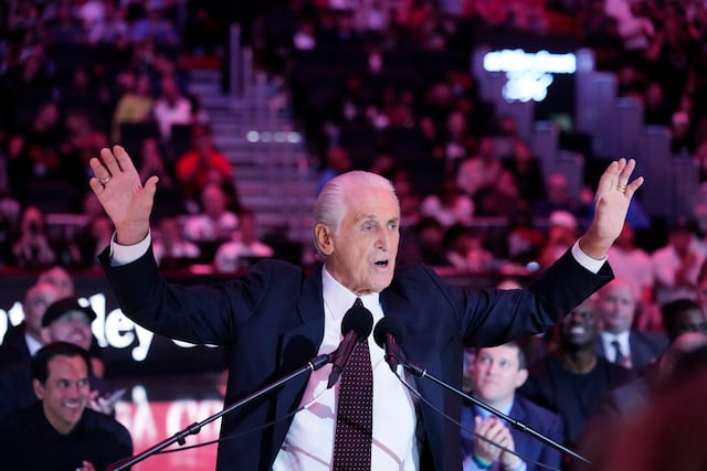 Lakers homenajearán al ex entrenador Pat Riley con una estatua fuera de la arena
