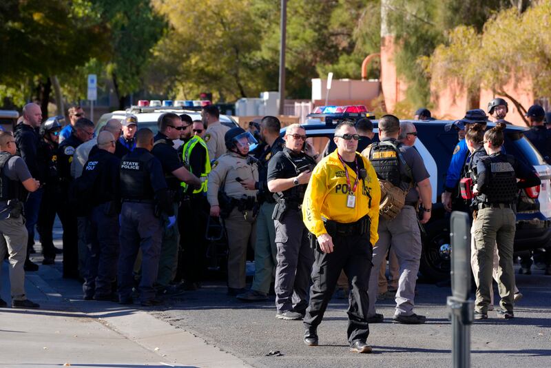Policías responden a la matanza en la Universidad de Nevada en Las Vegas.