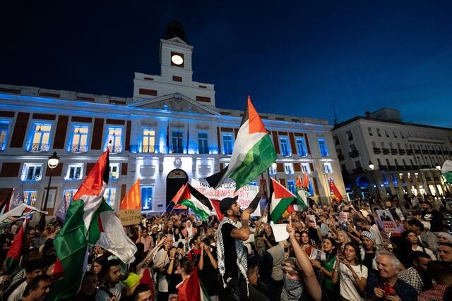 Cientos de personas y políticos se concentran en la Puerta del Sol de Madrid en defensa del pueblo palestino