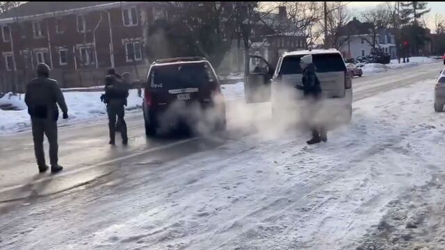 Fiscalía de EEUU no investigará por ahora al agente del ICE que mató a una mujer en Minneapolis