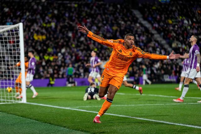 Kylian Mbappé celebra su primera tripleta con el Real Madrid