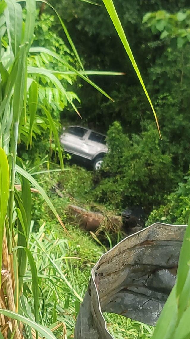 Vehículo cae por barranco en Morovis a causa de pavimento mojado