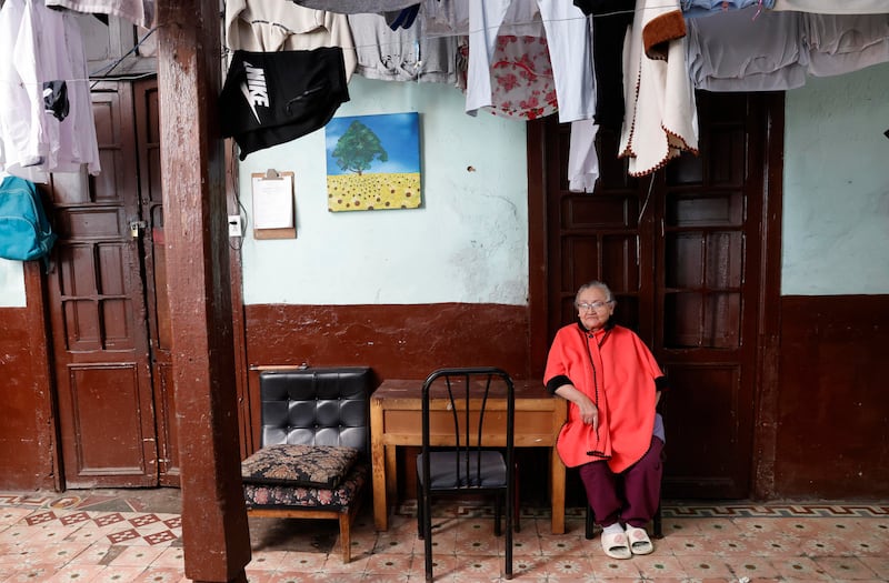 Una residente al interior de un pagadiario en Bogotá. EFE/ Mauricio Dueñas Castañeda
