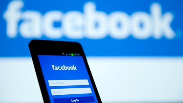 Francia multa a la red social Facebook