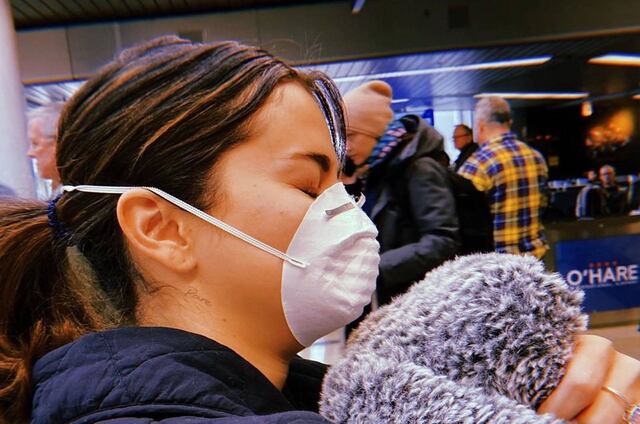 Selena Gomez también se protege del coronavirus en su visita a Chicago