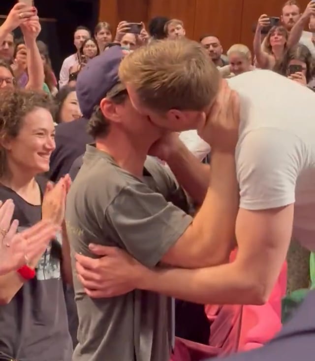 Pedro Pascal y Alexander Skarsgard comparten un beso en Cannes
