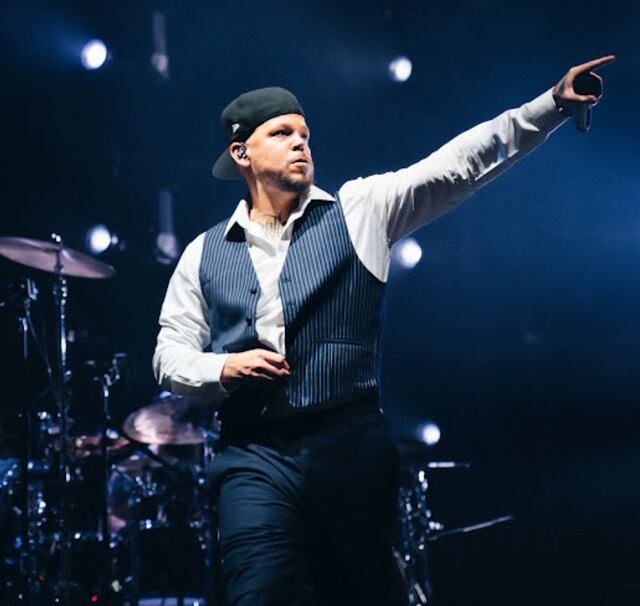 Residente reconecta con su público argentino tras seis años de espera