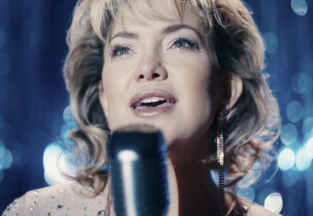 Kate Hudson canta en su madurez en la película Song Sung Blue
