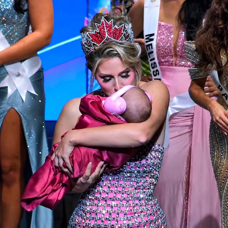 Jaime VandenBerg besa a su hija en medio de su desfile final como reina canadiense.