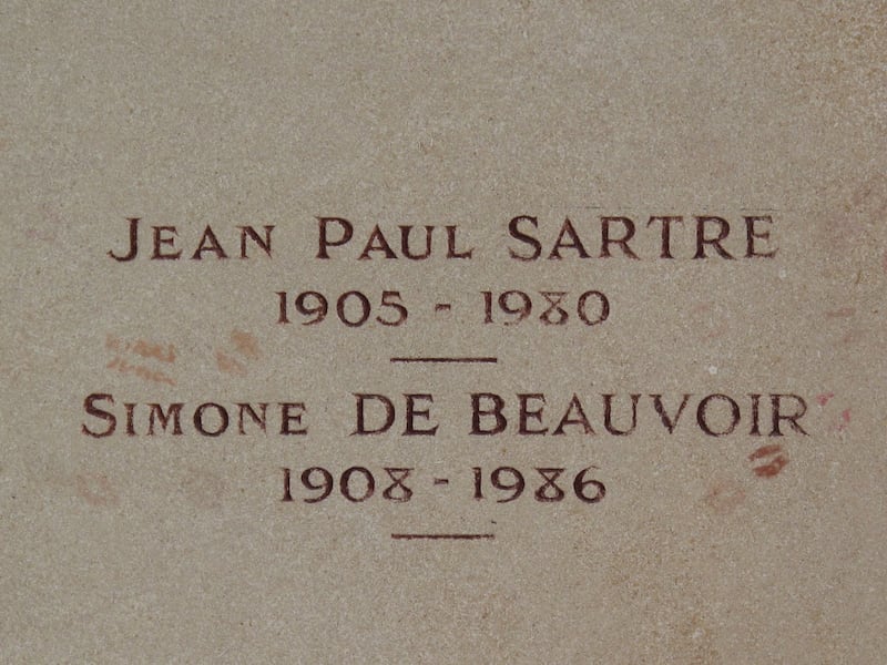 Los restos de Simone de Beauvoir descansan junto a Jean-Paul Sartre, quien fue su pareja.
